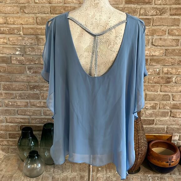💕Powder blue blouse with embellished back! Sz L - Picture 1 of 4